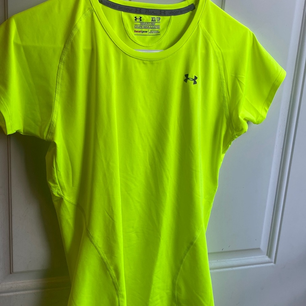 Under Armour semi fitter top. Size S